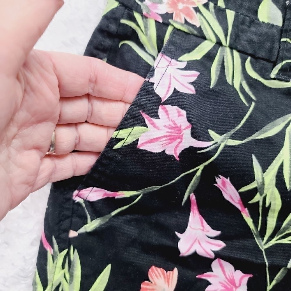 GAP 3" Fun Floral Shorts - Picture 2 of 5